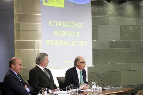 28/04/2017. Consejo de Ministros: Méndez de Vigo, Montoro y De Guindos. El ministro de Educación, Cultura y Deporte y portavoz del Gobierno,...